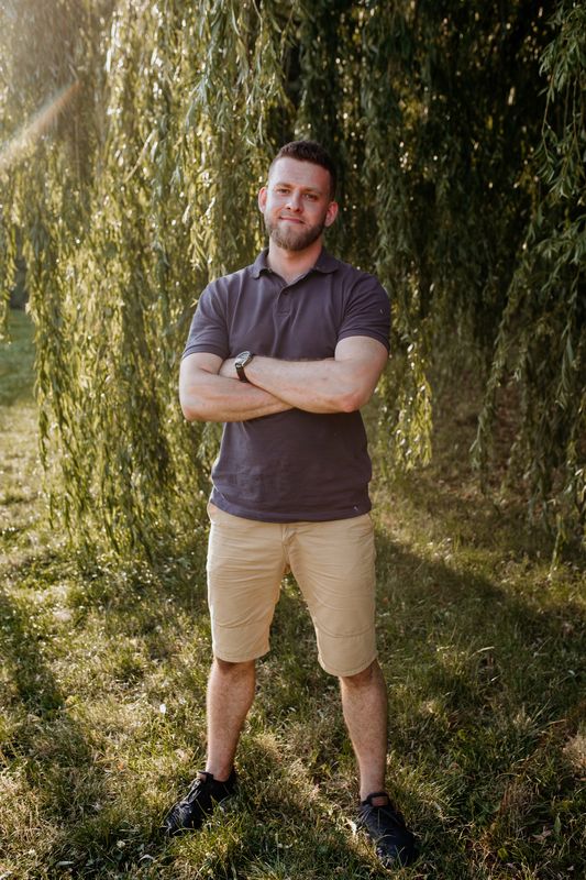 Jakub Puchalski stojący na trawie